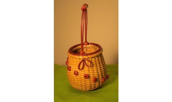 Big image b101 heir   basket with red beads 2