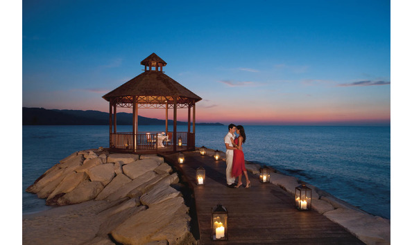 Big image secmb romantic dinner 1 cb