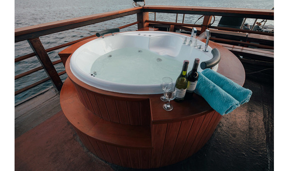 Big image sea safari jacuzzi