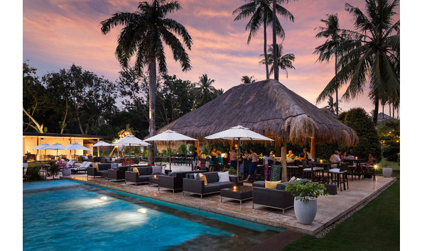 Big image poolside bar