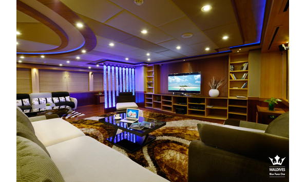 Big image maldives blue force one living room 1