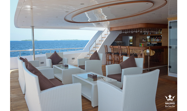 Big image maldives blue force one decks bar 20