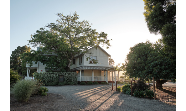 Big image farmhouse setting inn 