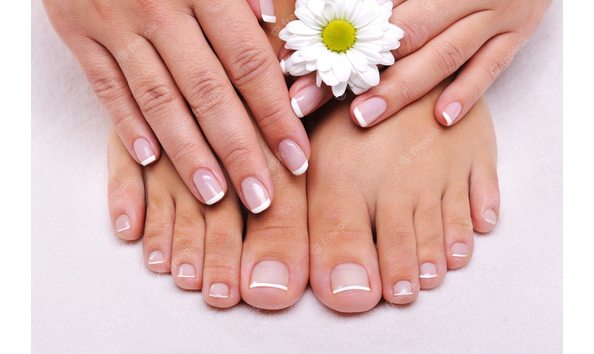 Big image skincare beauty female feet with camomile s flower 186202 728