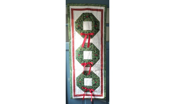 Big image wreath hanging 1   donna rotoloni