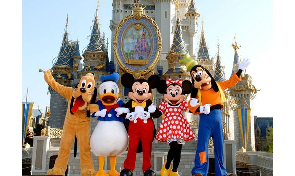 Big image disneyworld mickeygang castle 567e85275f9b586a9eb6b098