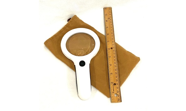 Big image lighted magnifying glass with pouch1