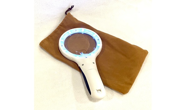 Big image lighted magnifying glass with pouch3