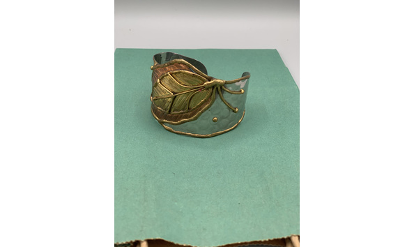 Big image 202306jwy009 2   tri metal leaf wristcuff