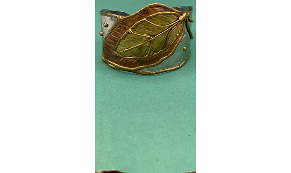 Big image 202306jwy009   tri metal leaf wrist cuff