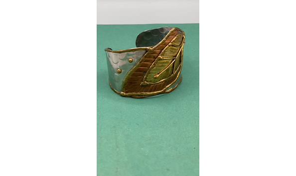 Big image 202306jwy009 3   tri metal leaf wrist cuff
