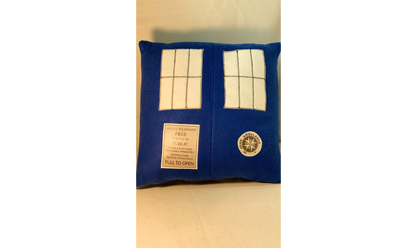 Big image 202304decor005   doctor who polar fleece tardis pillow