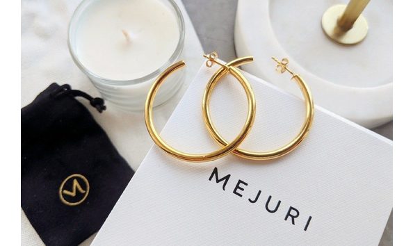 Big image mejuri tube hoop earrings 4 1080x715