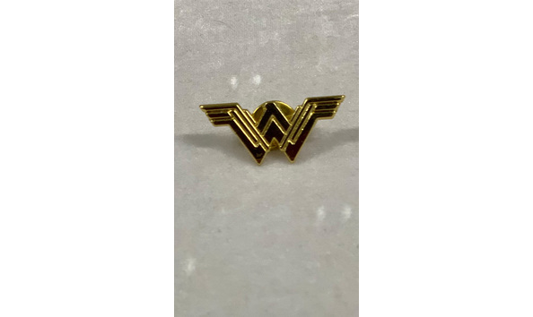 Big image 202307jwy003 2   gold tone wonder woman logo pin