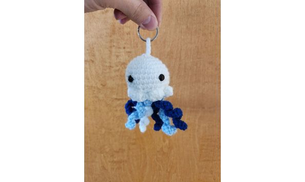 Big image blue   white jellyfish 3