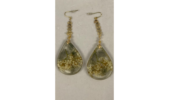 Big image 202308jwy016 4   white flower with gold resin earrings