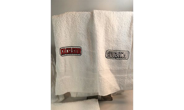 Big image 202205decor009 2   white with red excelsior towels