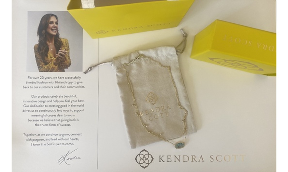 Big image pearl necklace hovering over