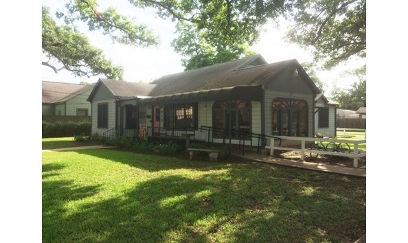 Big image gander outside