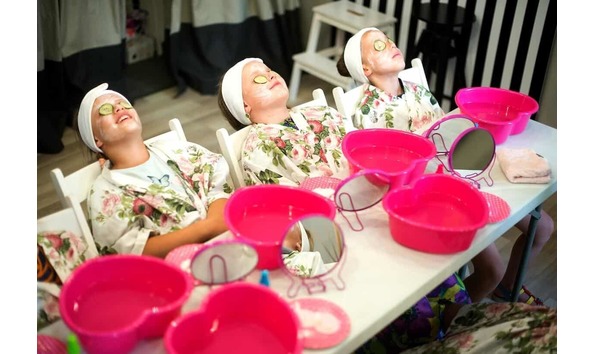 Big image girls enjoying the excitement of a birthday party 37u7zh5