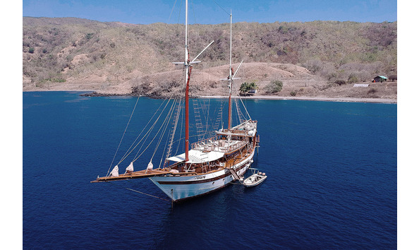 Big image tiare boat