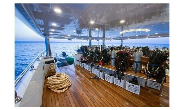 Big image dive deck resized