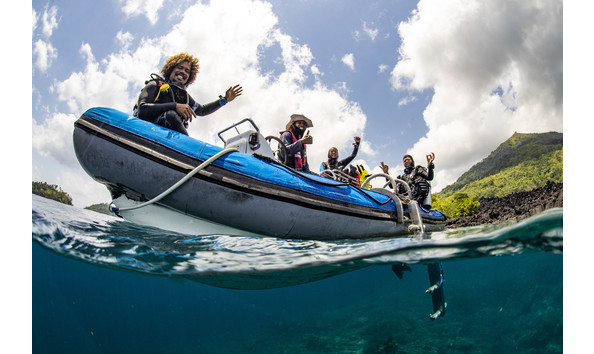 Big image diving from tenders   mike suender