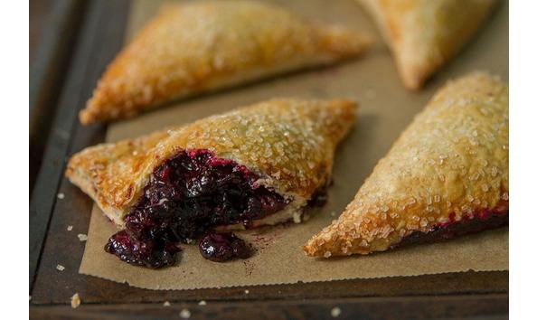 Big image windowsill pies blueberry hand 02