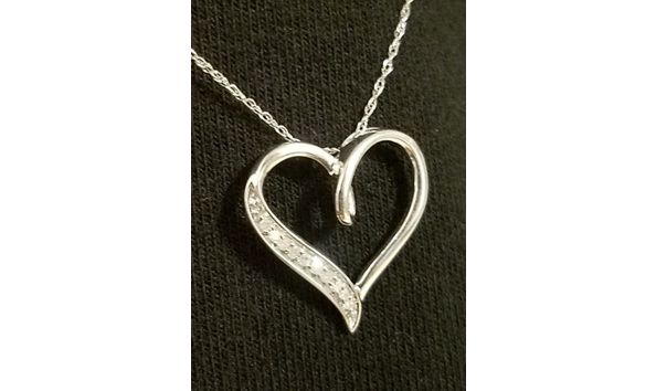 Big image heart necklace close
