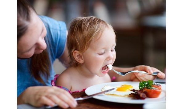 Big image mom child help family eat healthier