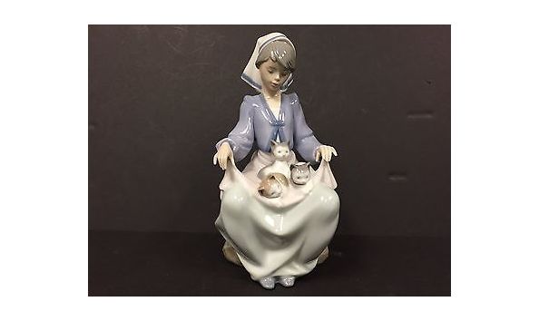 Big image lap full of love figurine front