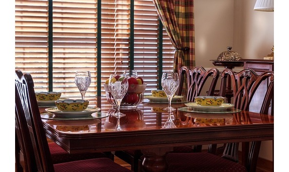 Big image dinner table 663435 640