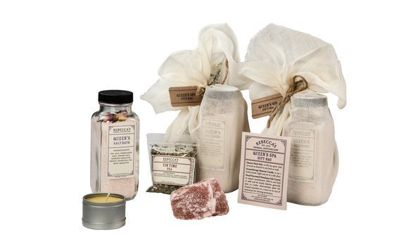 Big image big image queen s spa gift bag opened 1024x1024