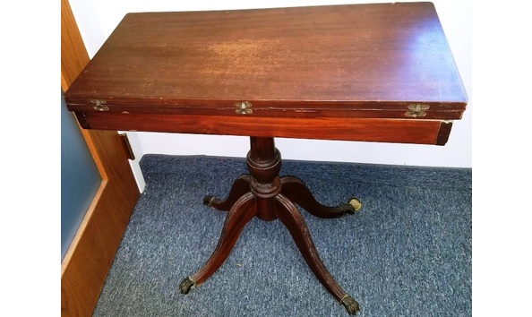 Big image gaming table front