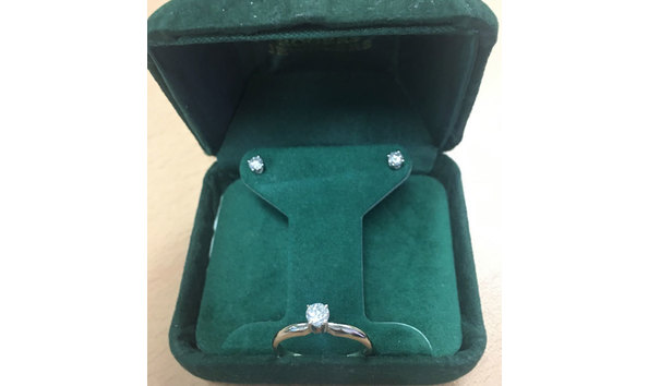 Big image diamond ring and studs 1