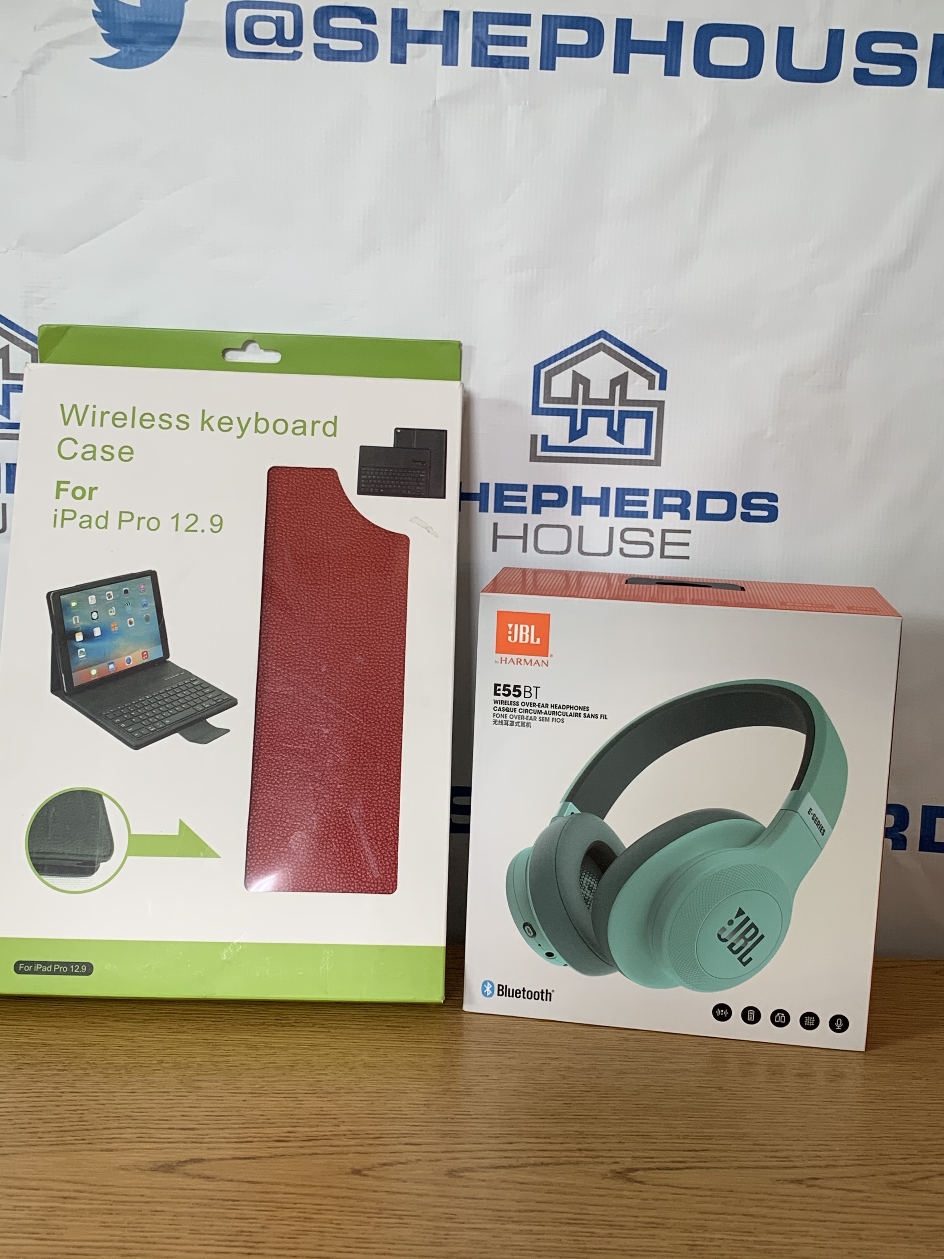 JBL Wireless Bluetooth Headphones & Wireless IPAD Keyboard
