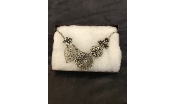 Big image flower necklace