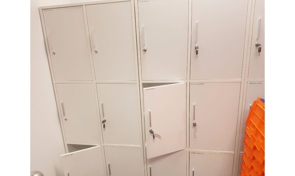 Big image locker bank