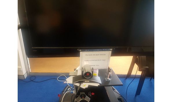 Big image phillips cineos 52pfl9632d on stand