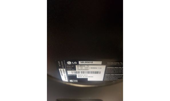 Big image lg 50lb5610 on stand pic 2