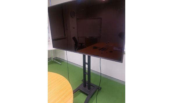 Big image samsung va60ju6400wxxy on stand