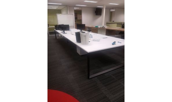 Big image digital team 8 person worktable