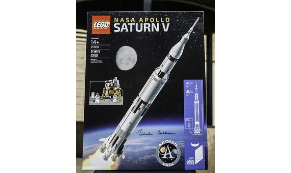 Big image lego saturn v small crop