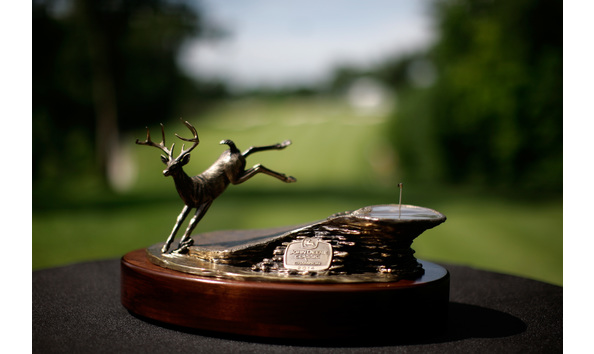 Big image deererun trophy close up on 1 tee jdc