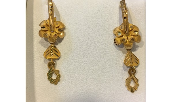 Big image earringclose