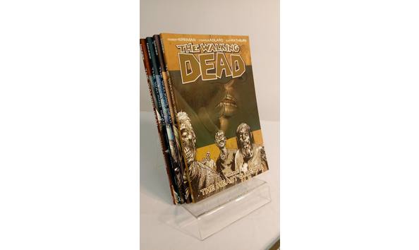 Big image 201708comic004 the walking dead comics   volumes 1 5 1121201439d