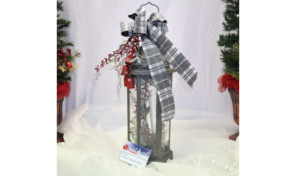 Christmas lanterns incredible light outdoors holiday simply indoors amazing homesthetics digsdigs Holiday Indoor Lantern