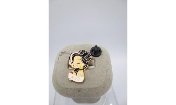 Big image 201912jwy003amywinehousepin