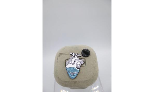 Big image 201912jwy025whaleheartpin