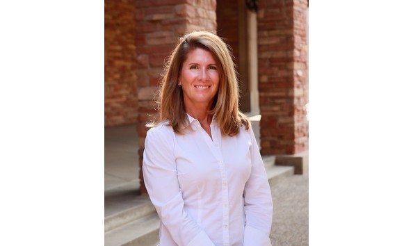 Big image photo 12 arches students in background double cropped